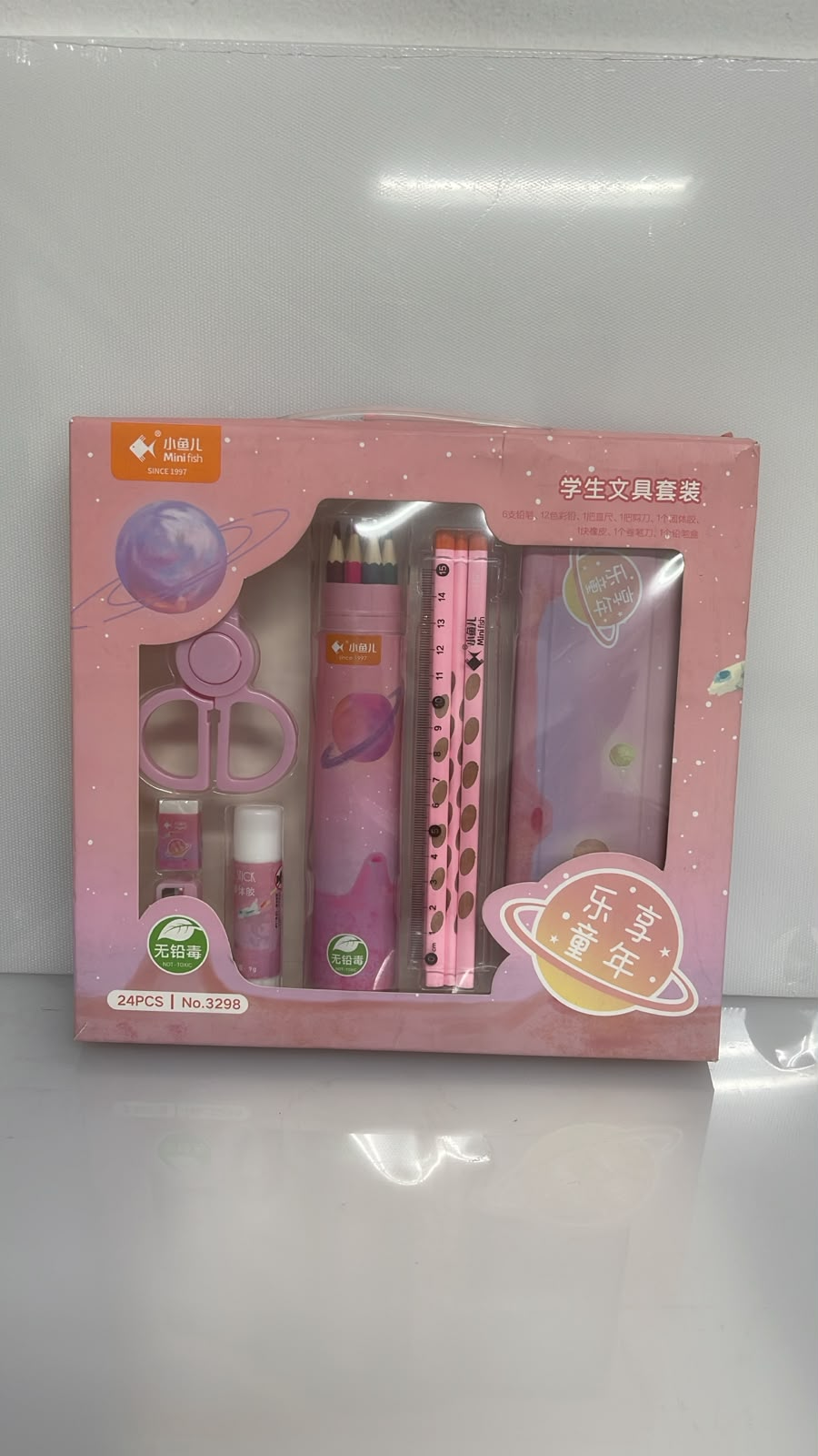 SET X8 DE PAPELERIA DESIGN STATION SPACE (1 TIJERA - 1 SACAPUNTAS - 1 BORRADOR - 1 PEGANTE EN BARRA - 1 ESTUCHE PLASTICO - 1 REGLA - 6 LAPICES GRAFITO - 12 LAPICES DE COLOR) 20X6 CM PL41-2