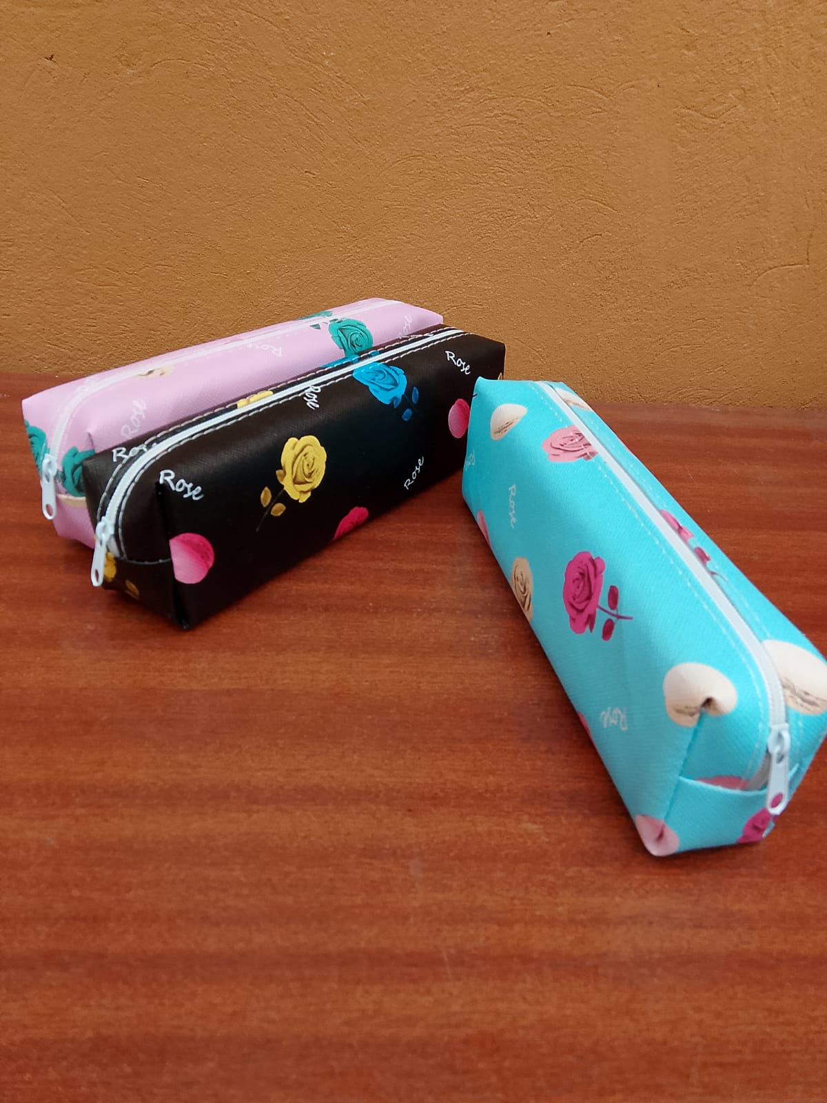 ESTUCHE DE LAPICES DESIGN ROSE 18X4 CM