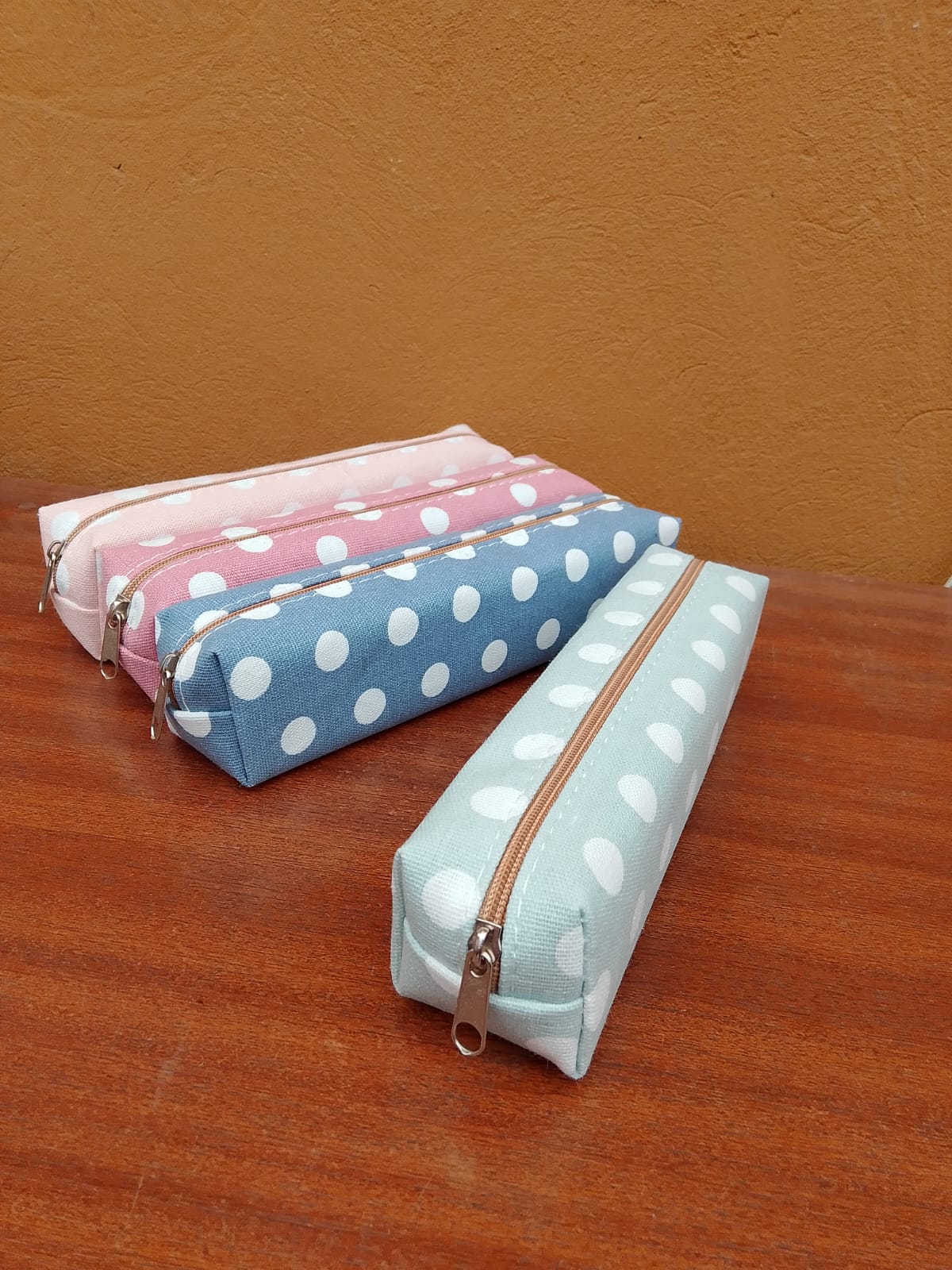 ESTUCHE DE LAPICES DESIGN DOTS PINK 18X4 CM
