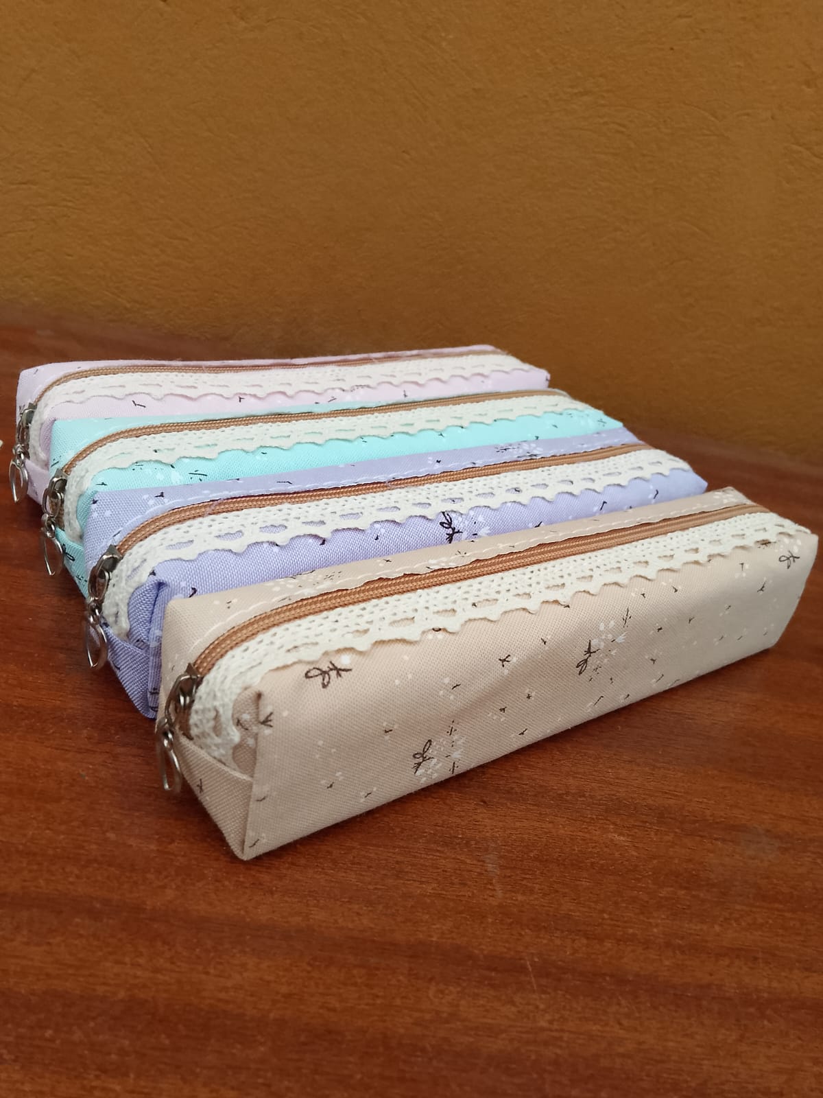 ESTUCHE DE LAPICES DESIGN FLORAL 18X4 CM