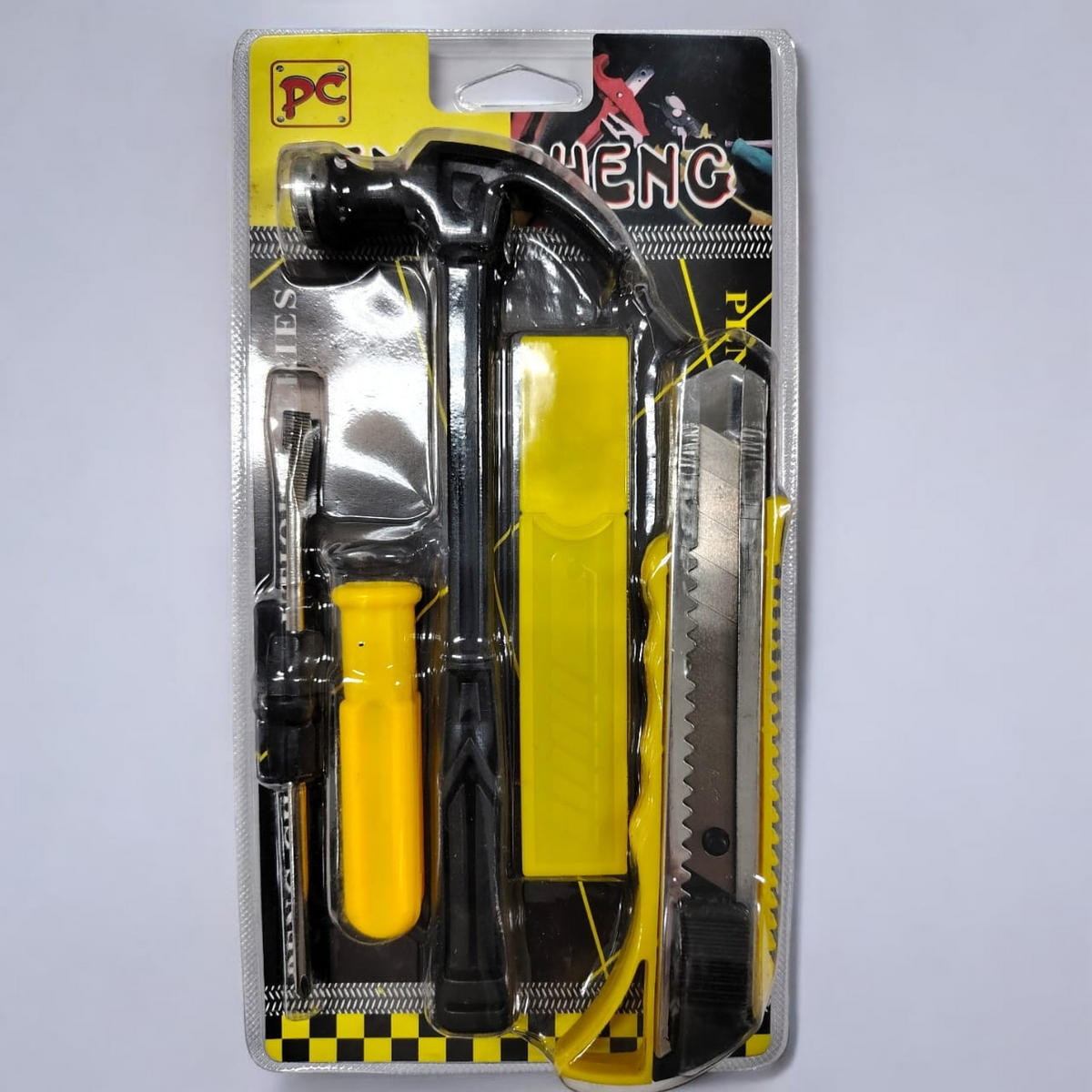 SET X4 DE HERRAMIENTAS (1 MARTILLO 18 CM - 1 DESTORNILLADOR 18 CM - 1 CUTER - 1 BLOQUE ABRASIVO) PL06-15