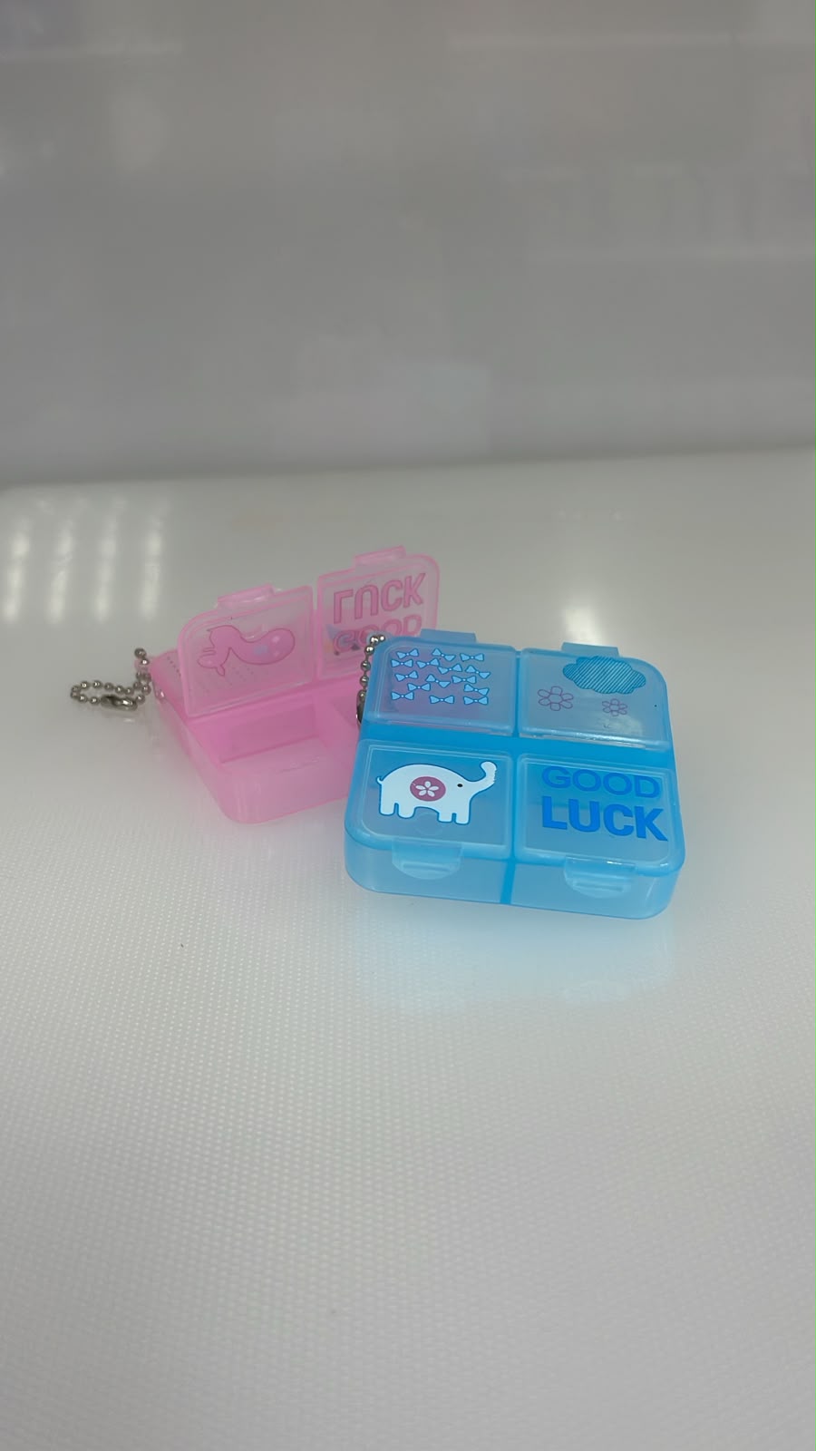 ENVASE DE PLASTICO CON 4 COMPARTIMIENTOS DESIGN GOOD LUCK DESIGN 7X6 CM PL11-11
