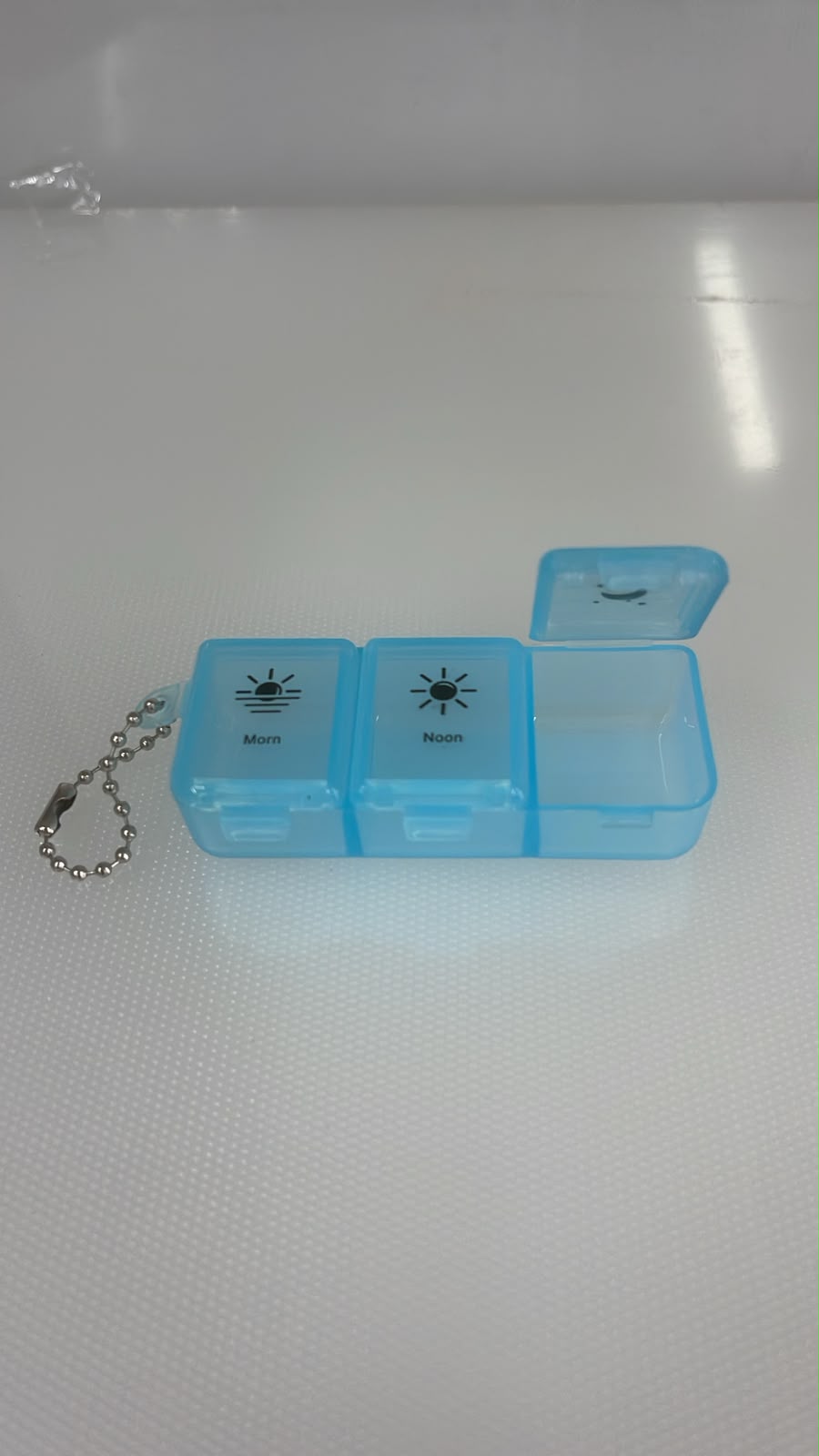 ENVASE DE PLASTICO CON 3 COMPARTIMIENTOS DESIGN SUN AND MOON 7X3 CM PL11-28