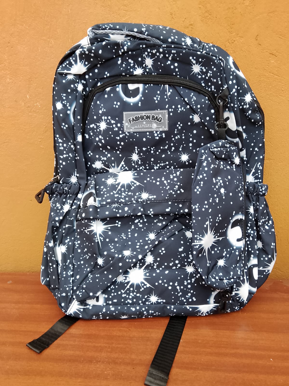 MOCHILA ESCOLAR CON CARTUCHERA DESIGN BLACK 43X28X11 CM