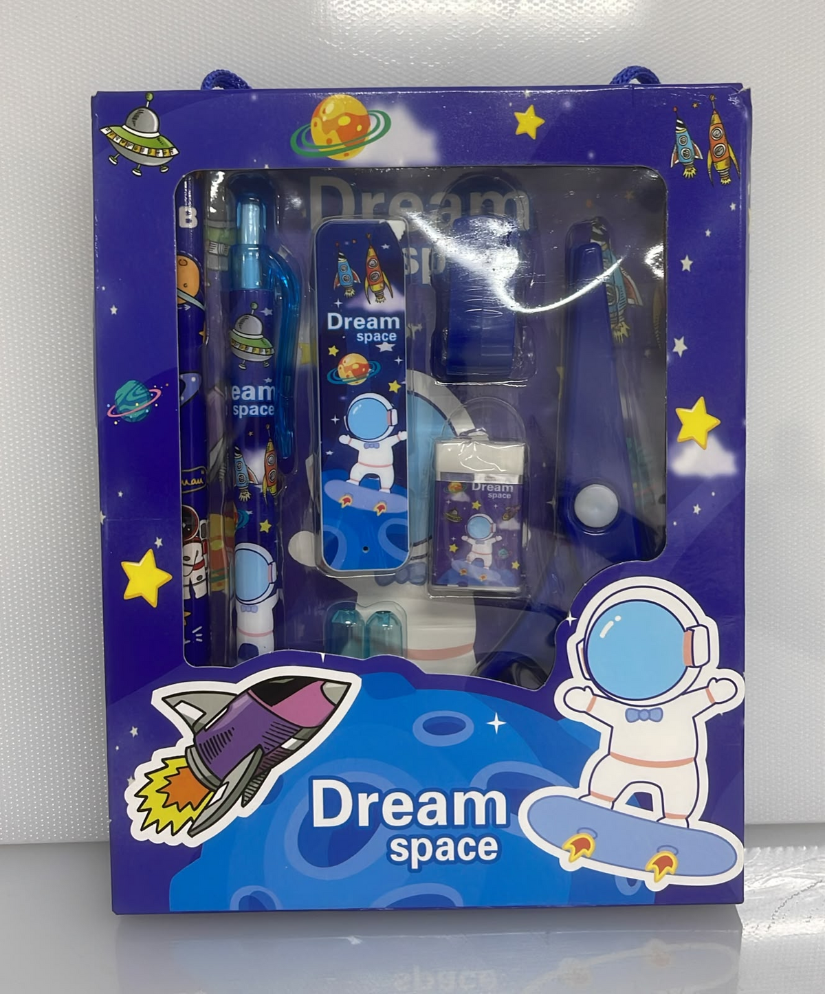 SET X6 DE PAPELERIA DESIGN SPACEMAN Y UNIVERSE 1 TIJERA - 2 LAPICES - 2 TAPAS - 1 DISPENSADOR DE MINAS - 1 BORRADOR - 1 SACAPUNTAS PL50-24