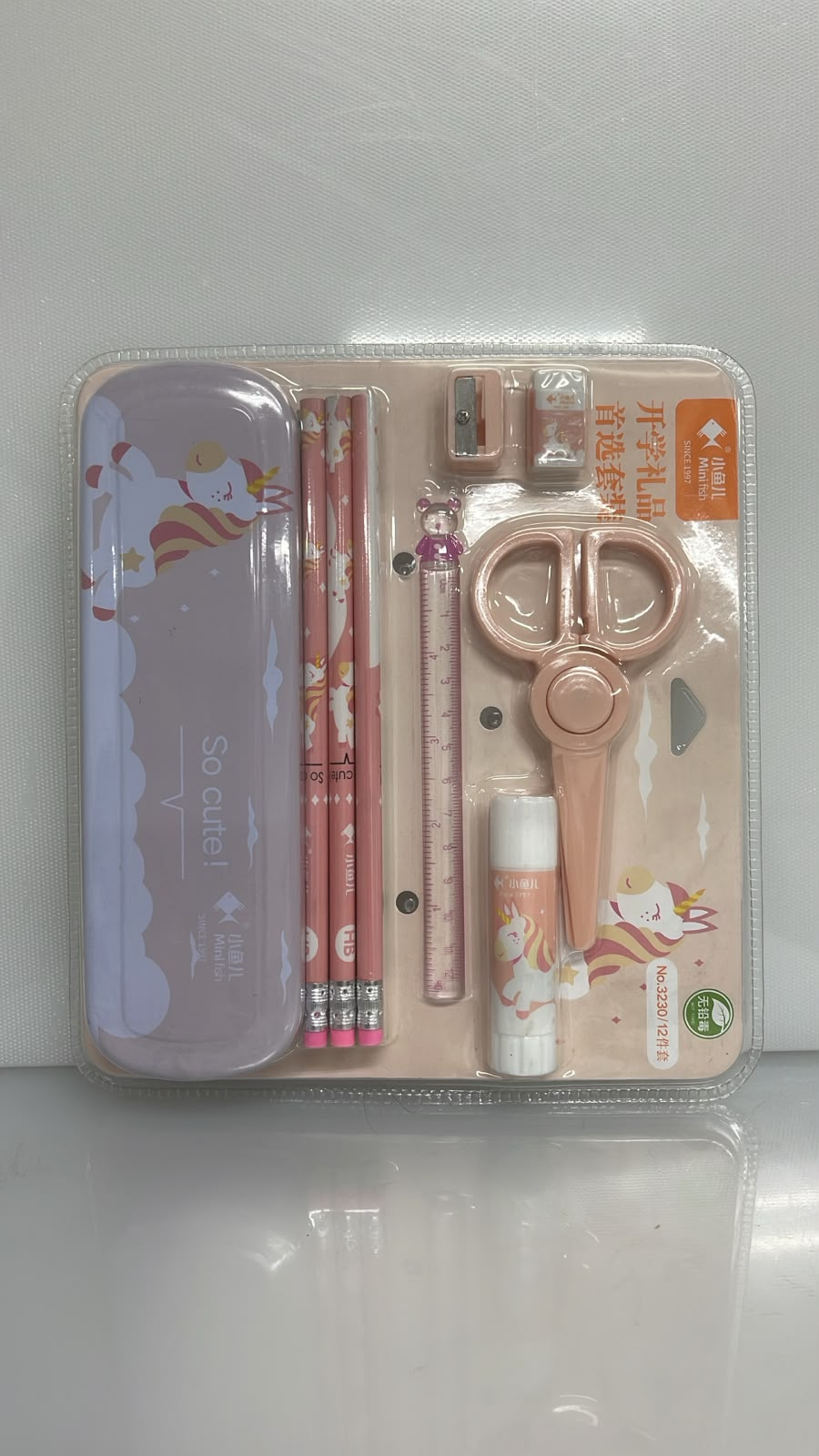 SET X12 DE PAPELERIA DESIGN UNICORN (1 ESTUCHE - 6 LAPICES - 1 REGLA - 1 TIJERA - 1 PEGANTE EN BARRA - 1 SACAPUNTAS - 1 BORRADOR) 20X6 CM PL41-1
