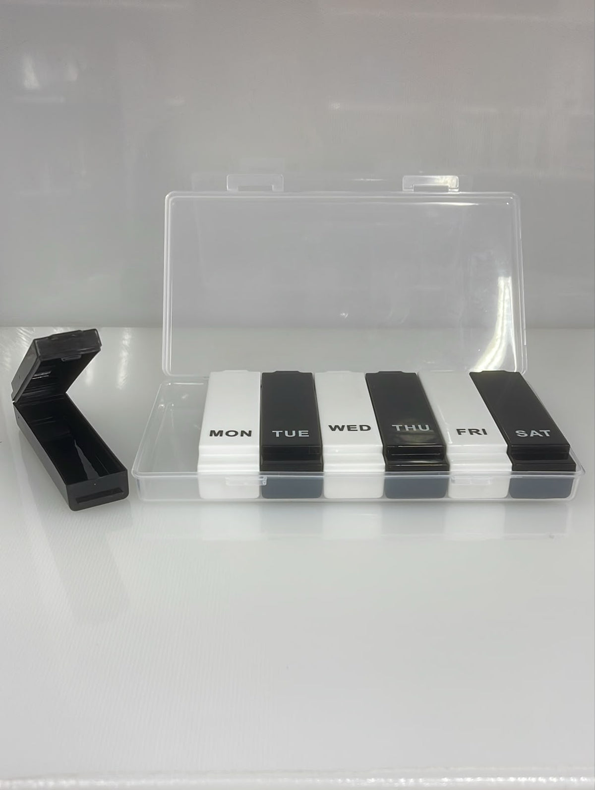 ENVASE DE PLASTICO DESIGN WEEKDAYS PARA ALMACENAMIENTO CON 7 COMPARTIMIENTOS 20X10 CM PL11-4