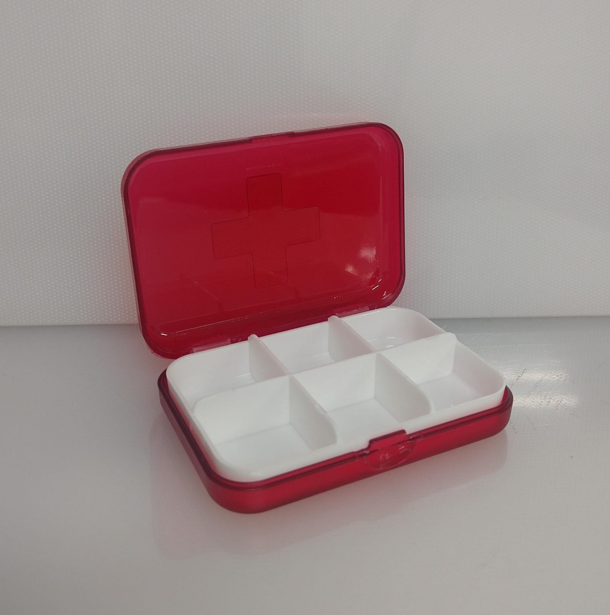 ENVASE DE PLASTICO PARA ALMACENAR CON 6 COMPARTIMIENTOS 9X6 CM PL11-9