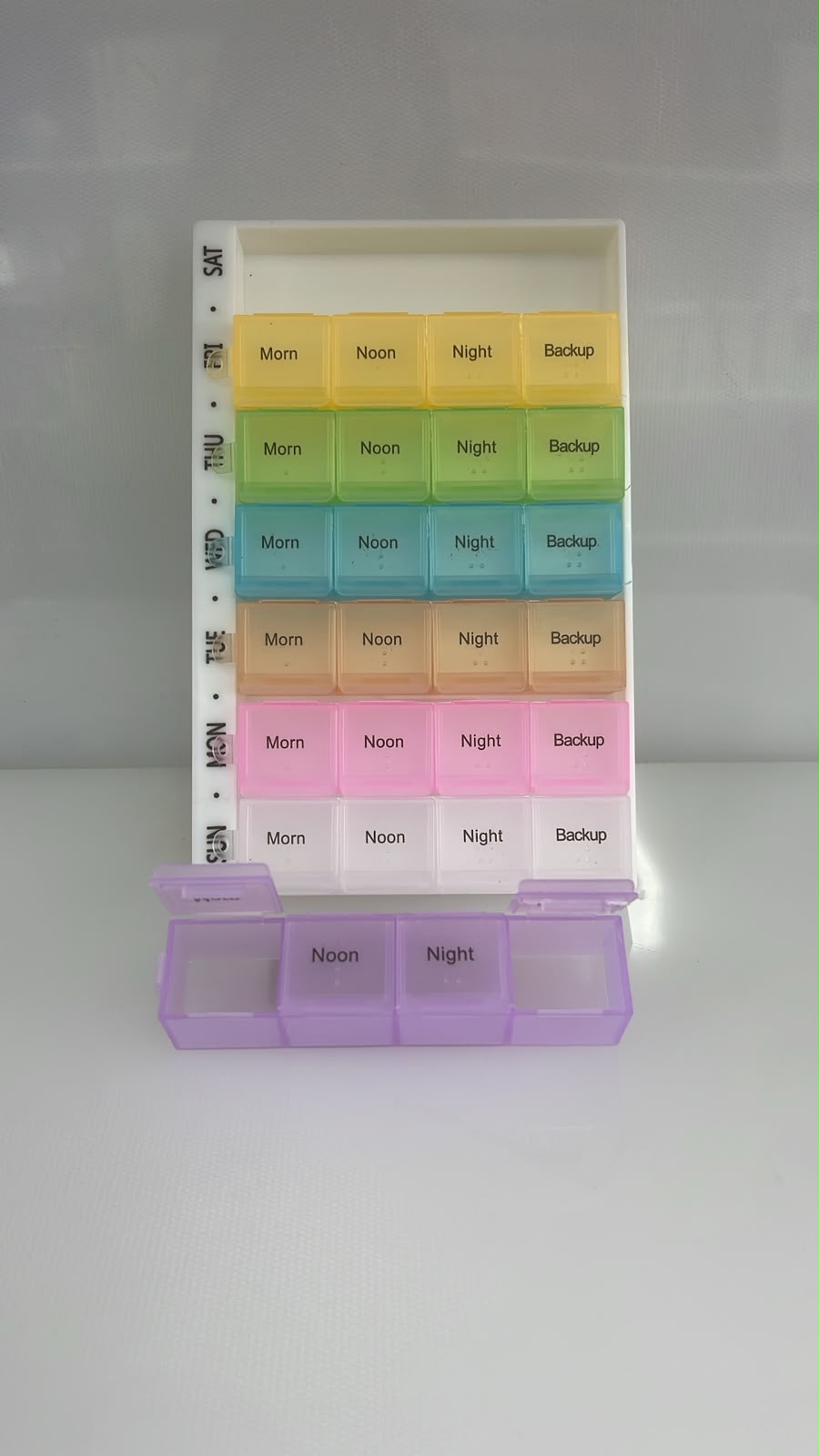 ENVASE DE PLASTICO CON 28 COMPORTAMIENTOS DESIGN MONTHLY 18X10 CM PL11-23